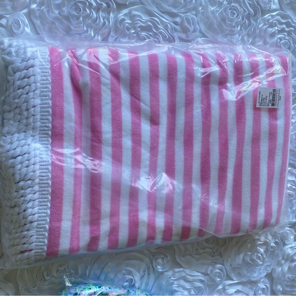 Lilly Pulitzer beach towel - Picture 2 of 2